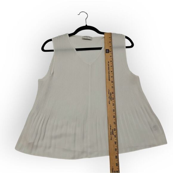 Babaton Airy White Sleeveless Pleated Blouse Top Sz M - Picture 3 of 6